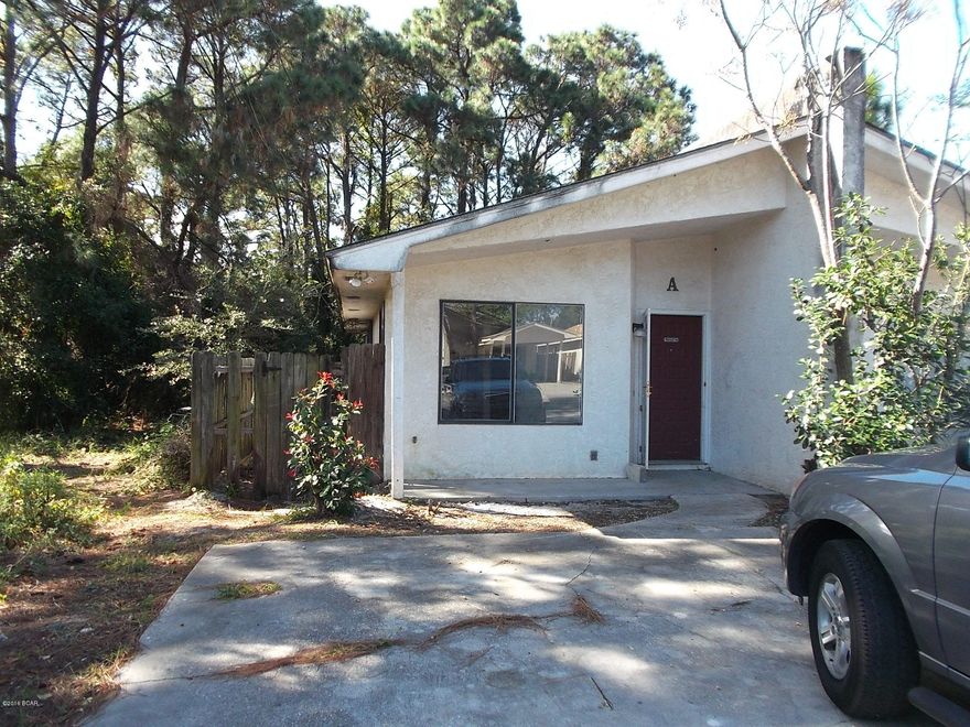 Cute one bedroom within walking distance to the beach. Close to shopping and food. Open living area with all tile.