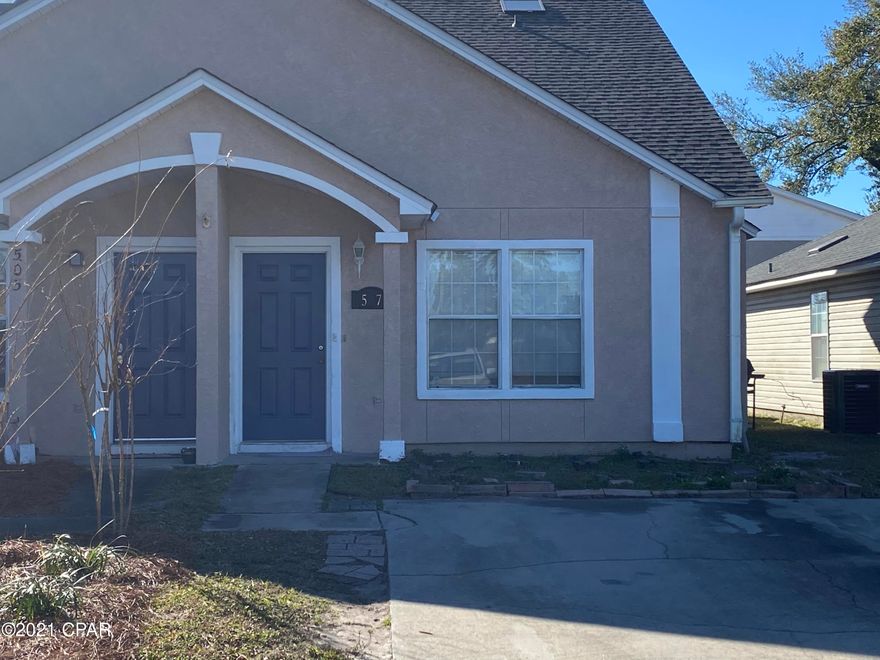 Nicely maintained townhome walking distance to schools, shopping & restaurants.

2 Large bedrooms & 2 full baths, gas fireplace, vaulted ceilings, lots of closets, new roof, carpet & fence.