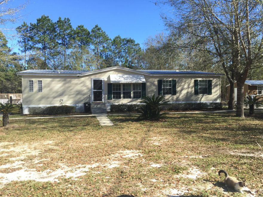 . 1+-ACRE WITH SHADY LOT. 3BR/2BA WITH --LARGE OPEN FLOOR PLAN WITH LOTS OF ROOM. THERE IS A LARGE SCREEN PORCH ON THE BACK OF THE HOME. THE HOME ALSO HAS A WORKSHOP WITH A CARPORT.THIS HOME HAS LOTS OF AMENITIES AND HAS BEEN WELL MAINTAINED. THERE IS A PARKING PAD ON THE LEFT SIDE OF THE HOME APPROX. 69'X12'. THERE IS ALSO A PARKING PAD ON THE R SIDE OF THE HOME APPROX. 12'X 20'. THE HOME ALSO FEATURES A CIRCULAR DRIVEWAY.