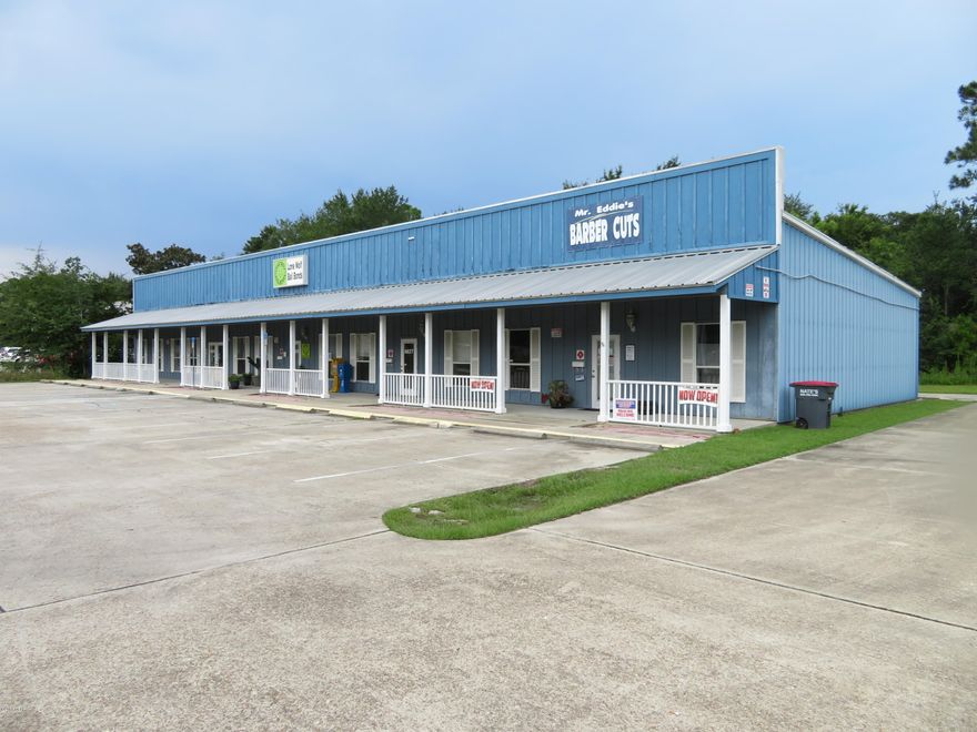 Very nice and well maintained open floor plan retail suite with small office and restroom. Centrally located to serve the Callaway, Springfield and Parker market areas. Perfect for many small businesses with large parking area and easy access on Highway 22.