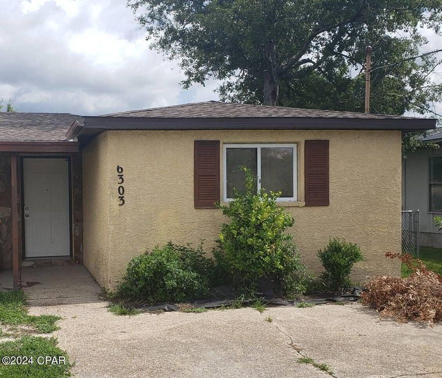 Close to Tyndall AFB, Split floor plan,3 bedrooms/ 2 baths, has had some updates. Tile floors throughout. Family room, dining room, fenced back yard. Close to everything.


*GAS STOVE AND WATER HEATER*