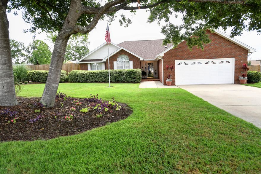 Absolutely wonderful family home in a family friendly area!

The landscaping speaks volume about the owners of this property. Meticulous in every way. 

The interior sparkles, as you enter and get the feeling of ''This is home''.
