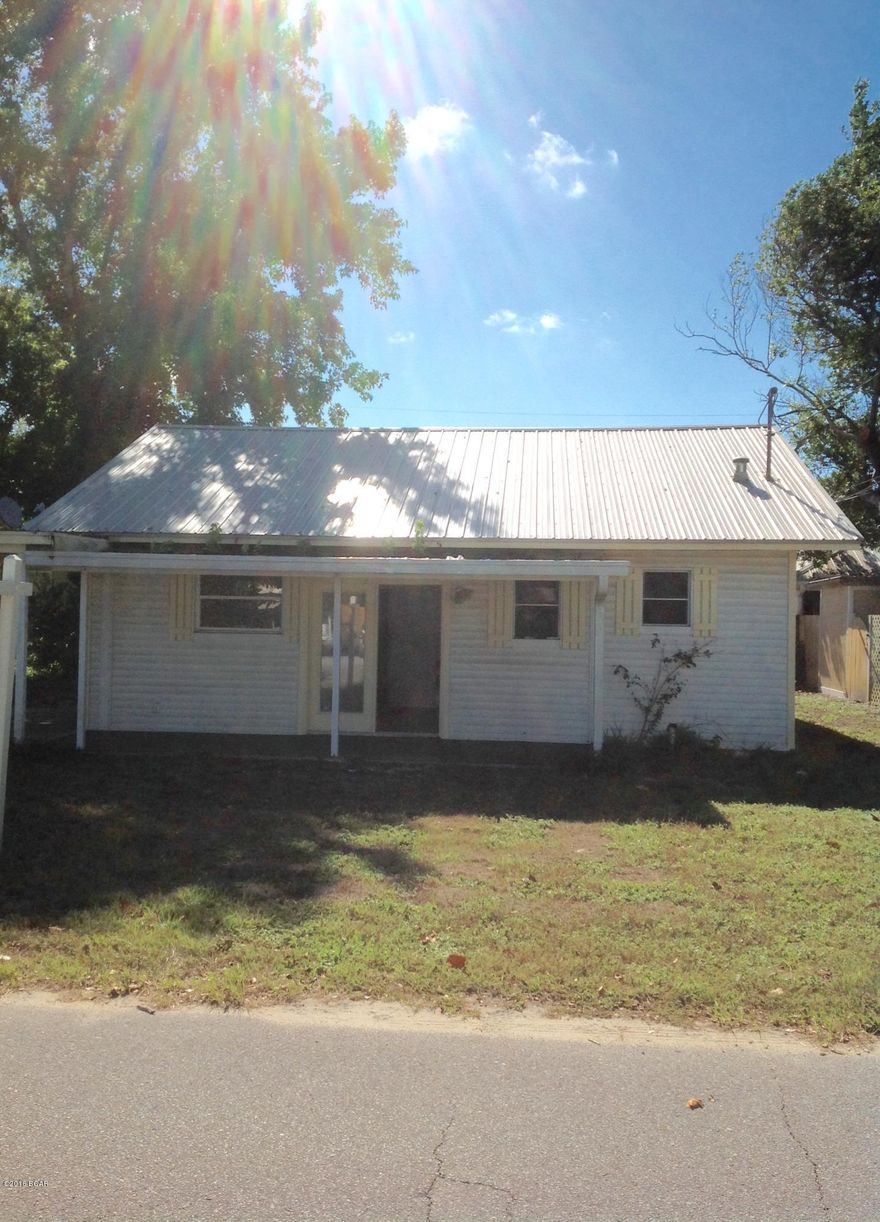 Here it is! Your beach cottage, 2 blocks from the Gulf. Imagine taking those morning and evening walks on your beach, which is just a 5 minute walk from your front door. Catch the gorgeous sunrises as you walk east along the shoreline of Laguna Beach; the awesome priceless sunsets that you will witness as you head west on the fluffy sands of our dedicated beach. Nothing else needs to be said, except, this place is for me.