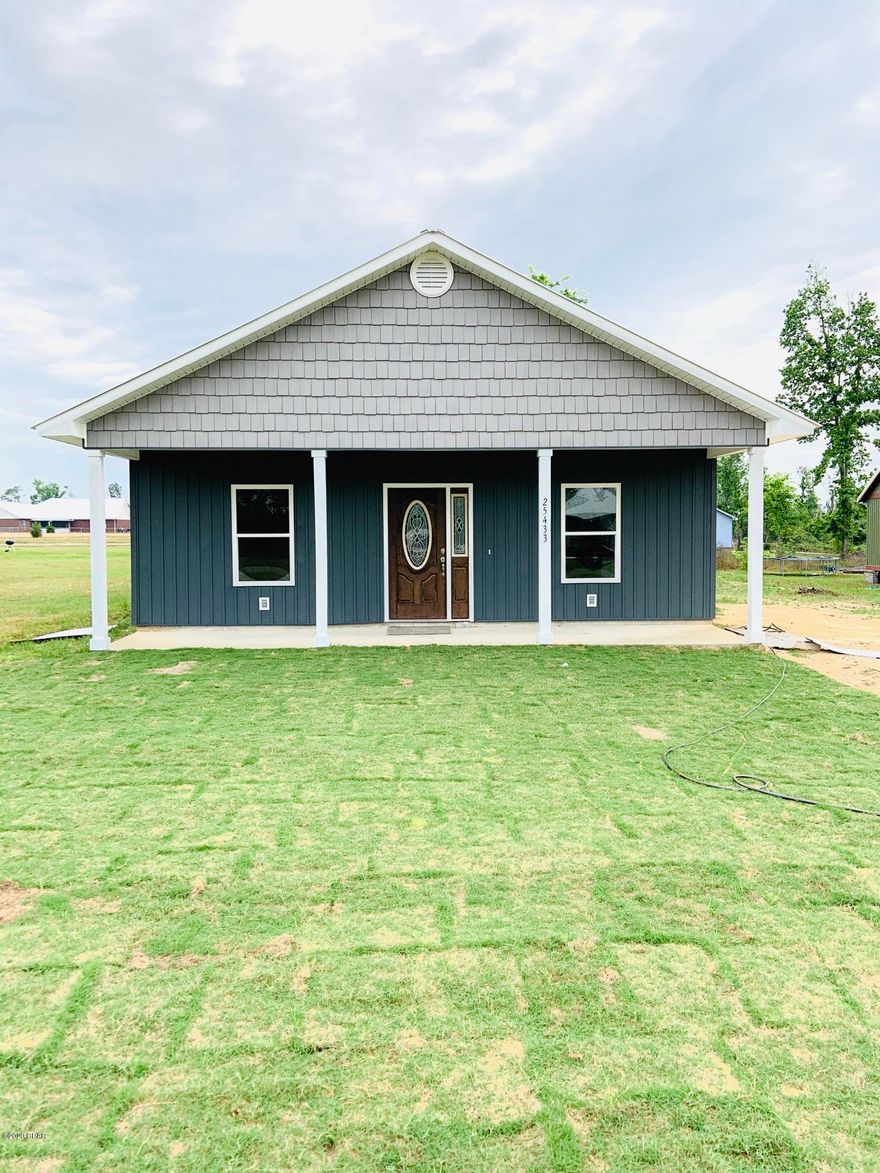 NEW CONSTRUCTION HOME! THIS 3 BEDROOM 2 BATHROOM HOME IS LOCATED ON A PAVED RD WITHIN MINUTES OF THE BEAUTIFUL CHIPOLA RIVER!HOME HAS METAL ROOF, LOW E WINDOWS, AND  COVERED WITH  VINYL BOARD AND BATTEN SIDING! MOVE IN READY! CALL TODAY BEFORE THIS ONE GETS AWAY!