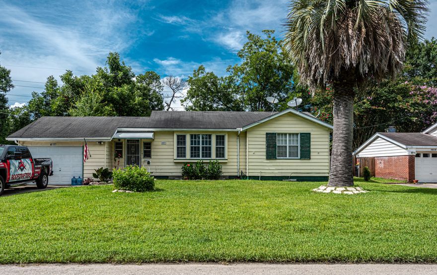 GREAT investment opportunity for rental or renovating and reselling! Tenant until September 30, 2019. Charming 3 bed / 2 bath ranch. 4 miles to the river and city. Large fenced back yard, perfect for soaking up the Florida sun! 1 car garage. Hurry before it's gone!