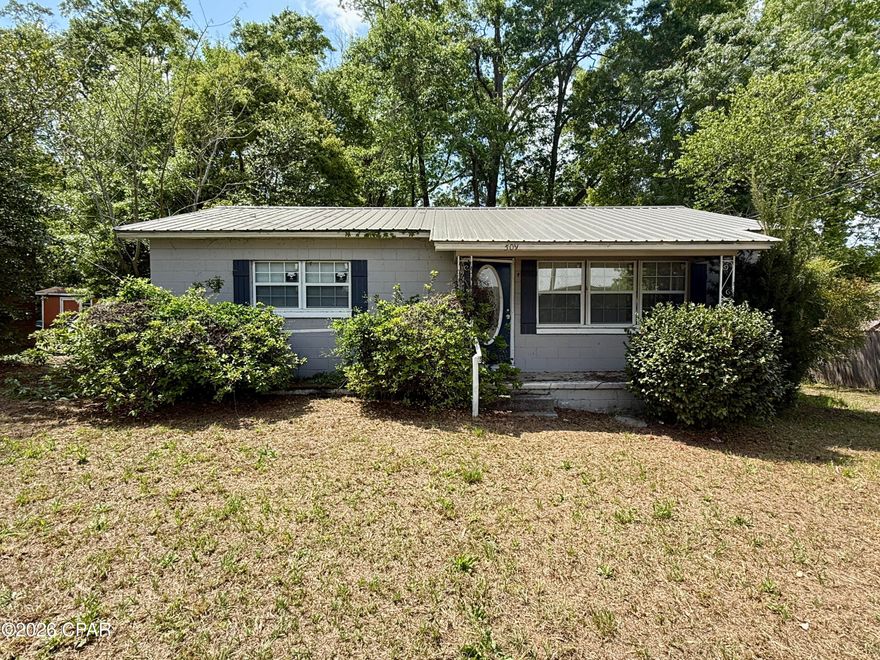2bed/1ba home located in Bonifay Florida just off Hwy 90.  Block construciton home - metal roof - updated windows.

925sqft - some updates have been done!

Bank-owned property!

Shed in back yard.