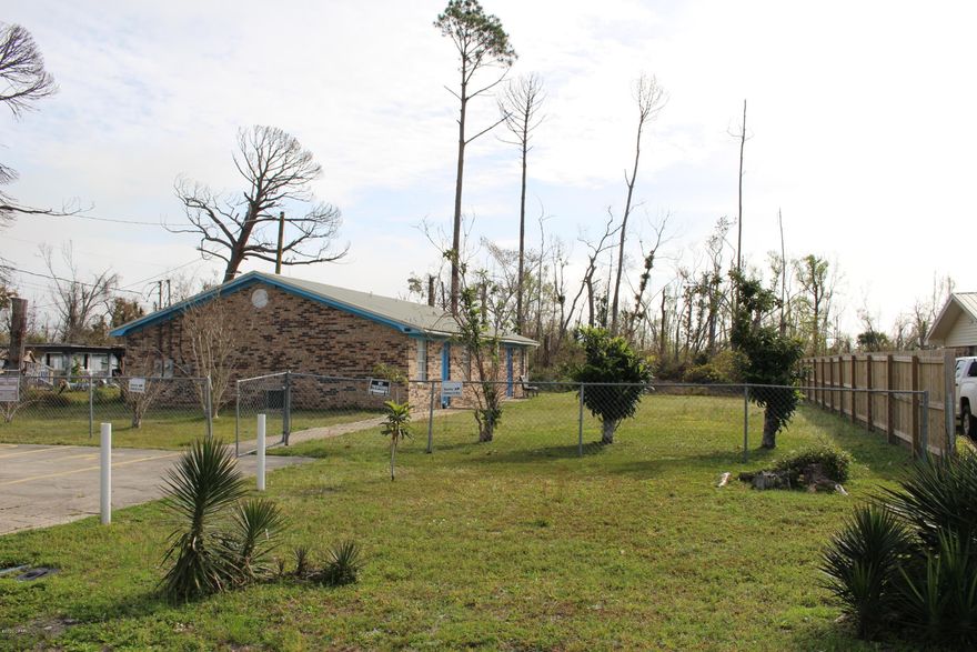 Duplex located in Callaway, one story brick home,  2 bedrooms, tiled in living areas, carpet in bedrooms. Bathtub. Large shared yard 

Yard service included, quarterly pest included

(No laundry facilities, NO pets).