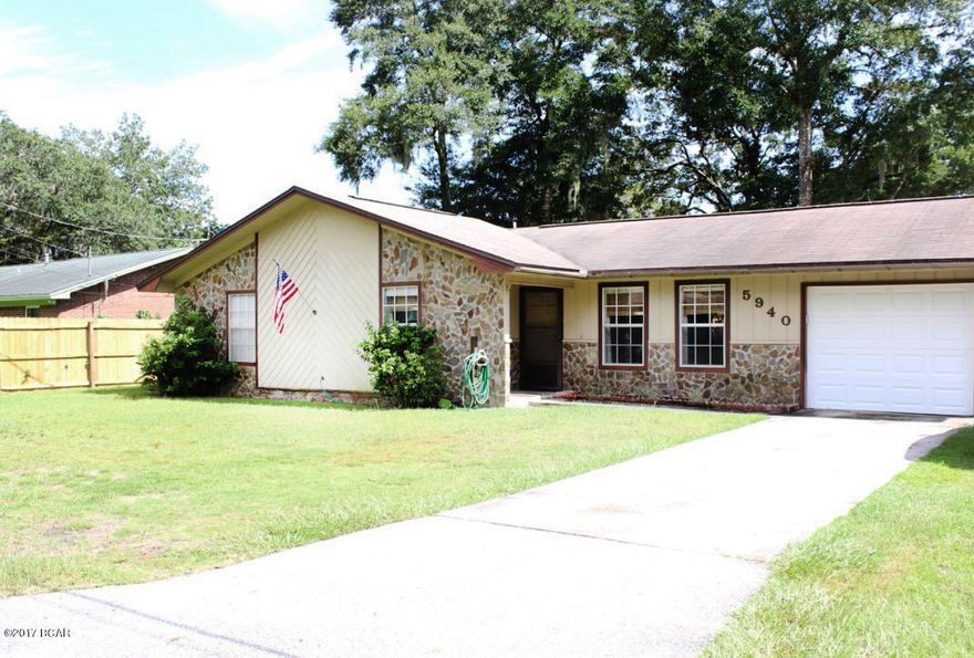 Gorgeous 3bd/2bath ranch-style home nestled between Lake Martin and Callaway Bayou. This home has been maintained and updated to feature modern colours and finishes and a beautifully renovated kitchen, featuring tiled backsplash, solid wood cabinets, granite countertops, and stainless steel appliances. The master bedroom features w/w Carpeting and a large walk-in closet. The backyard is shaded by mature trees and features a screened in porch.