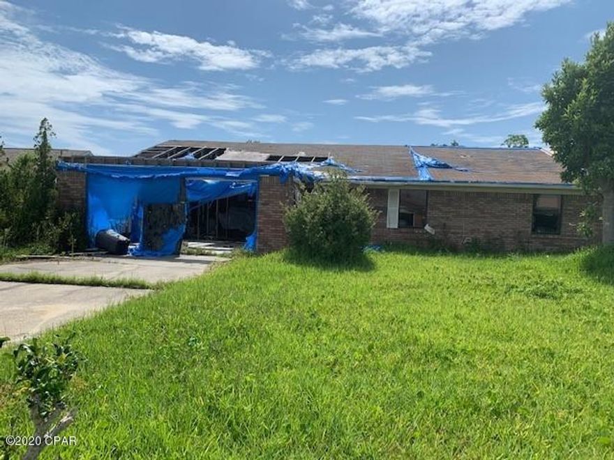 'CURRENTLY UNDER CONTRACT, SELLER ACCEPTING BACKUP OFFERS'

Investment Opportunity awaits! All Brick 3 Bed 2 Bath in Callaway only minutes to Tyndall AFB! Quiet neighborhood. Needs interior finishing including fixtures, Sheetrock, doors, etc. and new roof. Exterior will need landscaping.

 All dimensions are approximate. buyer to verify.