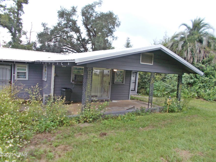 Handy man dream, Great starter home or investment home in the city limits with over one acre, this home needs some repairs and has had some done, on a dead end street  3 bedrooms and 2 full bath, the second bath is tile and a walk in shower, the kitchen has lots of cabinets and a large dining room. call agent to view it today. parcel 2 is part of the sale.

Parcel ID	33-4N-07-0000-0670-0010