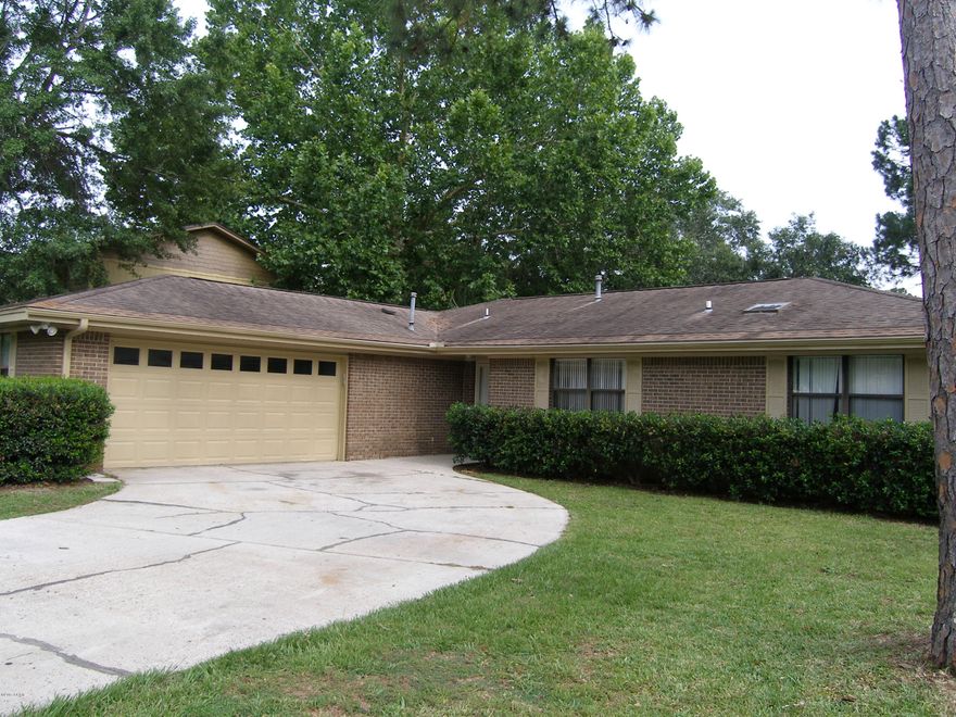 New Roof being put on!! 4 Bedroom house in a great subdivision, priced right! New Carpet, new paint, ready for immediate occupancy. Super large backyard, large Florida Room. This house is a 4 Bedroom / two full baths, property appraiser has it incorrect. Fireplace in large living room. Laminate in master bedroom and Dining area. Large Garage and interior laundry room. This home is ready for new owner! Priced to sell. Breakfast area off kitchen. Lots of storage. Great house for the money.