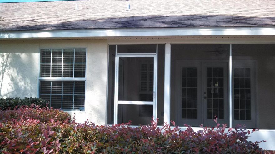 The Hammocks-Lynn Haven 3BR 2BA home w/2 car garage, fenced backyard and screened in patio with tile floors.This home features a breakfast nook, glass top stove, built in micro wave, dishwasher, side by side refrigerator w/ice and water in the door, raised ceilings, gas fireplace, tile/carpet flooring and laundry room.