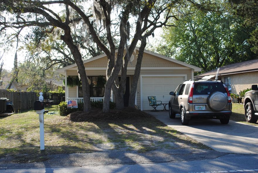 BEAUTIFUL, COMFORTABLE 3 BEDROOM 2 BATH CALLAWAY COTTAGE  CLOSE TO THE WATER AND PUBLIC BOAT LAUNCH.  RECENTLY UPDATED FLOORS AND FINISHES. FRESH PAINT INSIDE, EASY CARE VINYL EXTERIOR, GORGEOUS TREES, CONVENIENT LOCATION AND GREAT NEIGHBORHOOD MAKE THIS HOUSE A MUST SEE. SCHEDULE YOUR PRIVATE SHOWING TODAY.