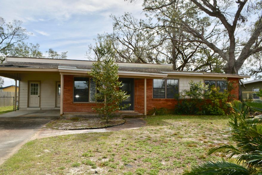REO.  3 Bedroom 2 Bath Florida Cottage Brick home in popular Woodlawn Neighborhood!  Home has a nice sized living area AND a large Bonus Room in the back of the home!  Nice sized fenced lot also.  Please call for more information!