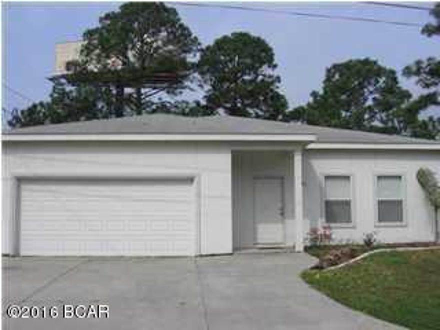 Great location on this open and spacious beach home. Just minutes to schools, Pier park and more.