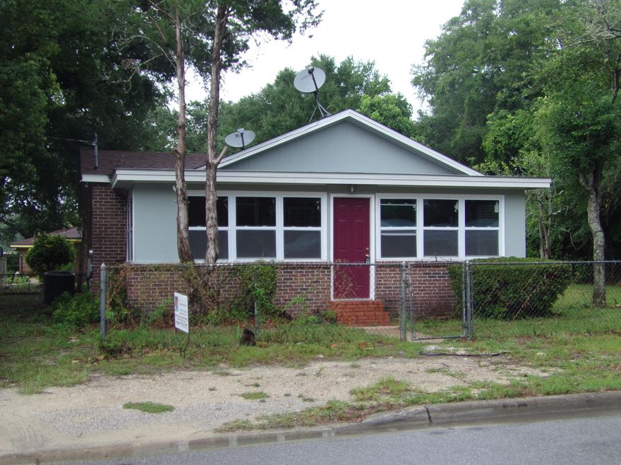 GREAT STARTER HOME!

Historic brick home in an established neighborhood. This 3 bedroom/ 2 bath home has new carpet, new light fixtures, freshly painted, and newer roof. Knotty wood pine paneling, new double pane windows, chain link fenced in yard. Located on a large corner lot.