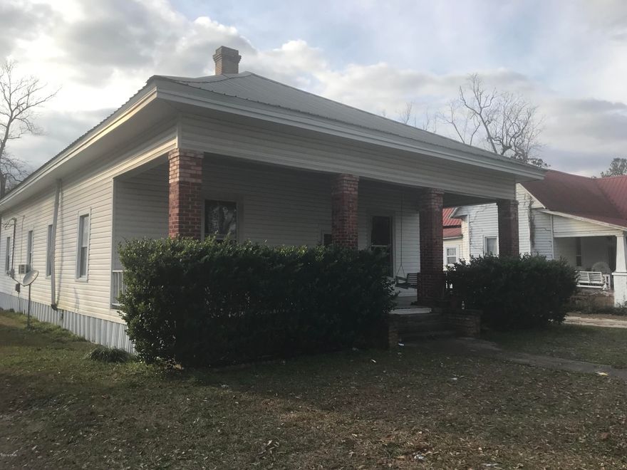 Investor special! A beautiful home in the heart of growing Chipley. Close to shops, restaurants and all the best the town of Chipley has to offer. It can be used as a rental property or just a primary residence. The home is sold as-is. Cash buyers only.