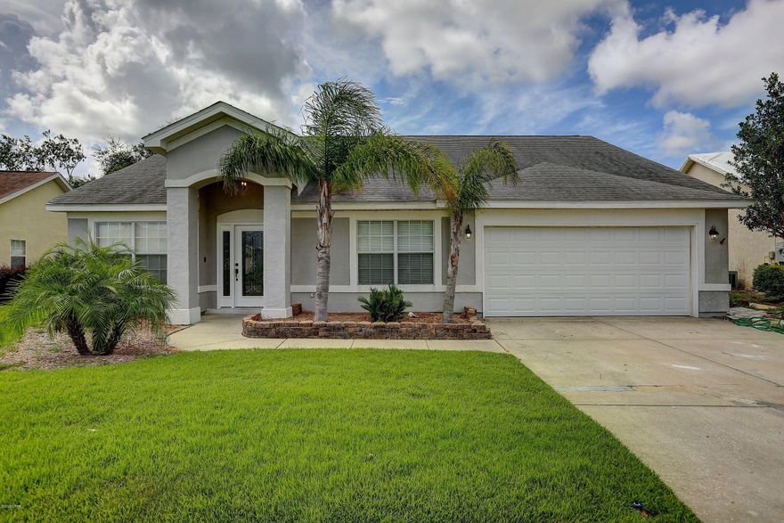 LYNN HAVEN-HAMMOCKS 4 BED-2.5 BATH-  New vinyl plank flooring & stainless steel appliances with double oven, carpeted bedrooms-open floor plan that's great for entertaining.  Fenced backyard-covered rear patio-2 car garage-easy access to Panama City & Lynn Haven's main shopping corridor, Panama City Beach, Tyndall AFB, and the Naval Coastal Systems base.  Great school district, walking distance to Mosley High School and close to all local charter schools