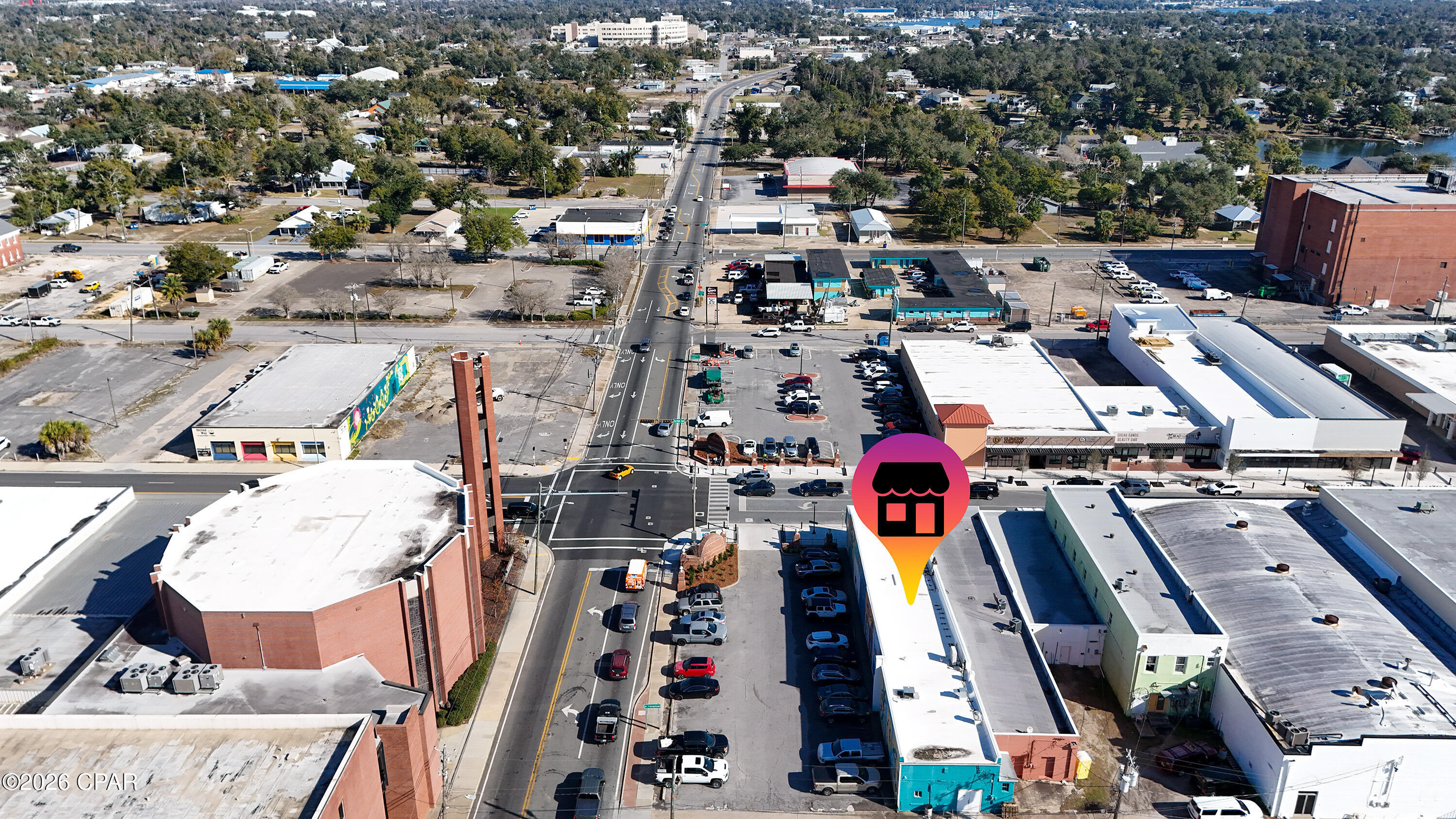 Main image without alt text