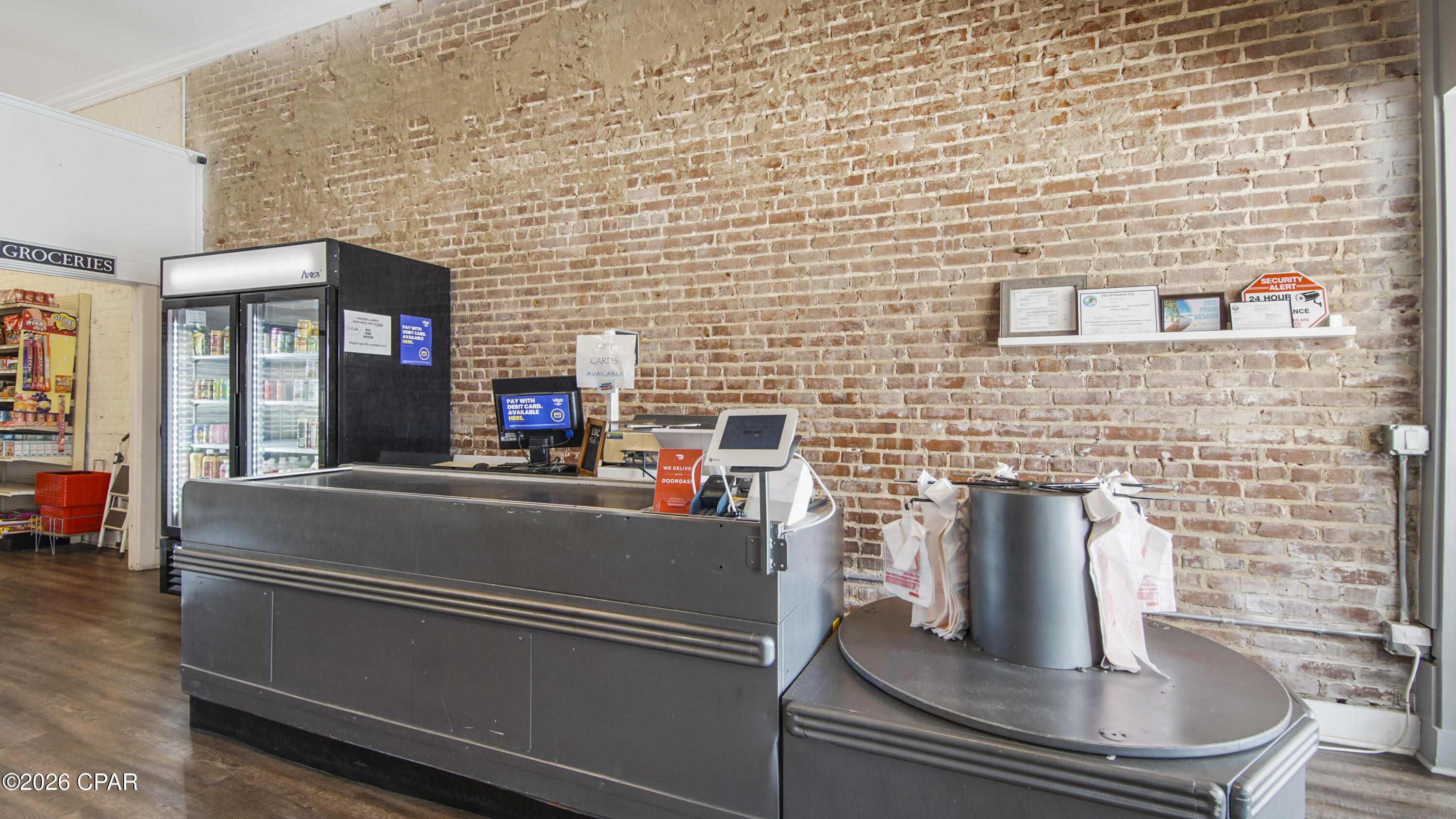 Main image without alt text