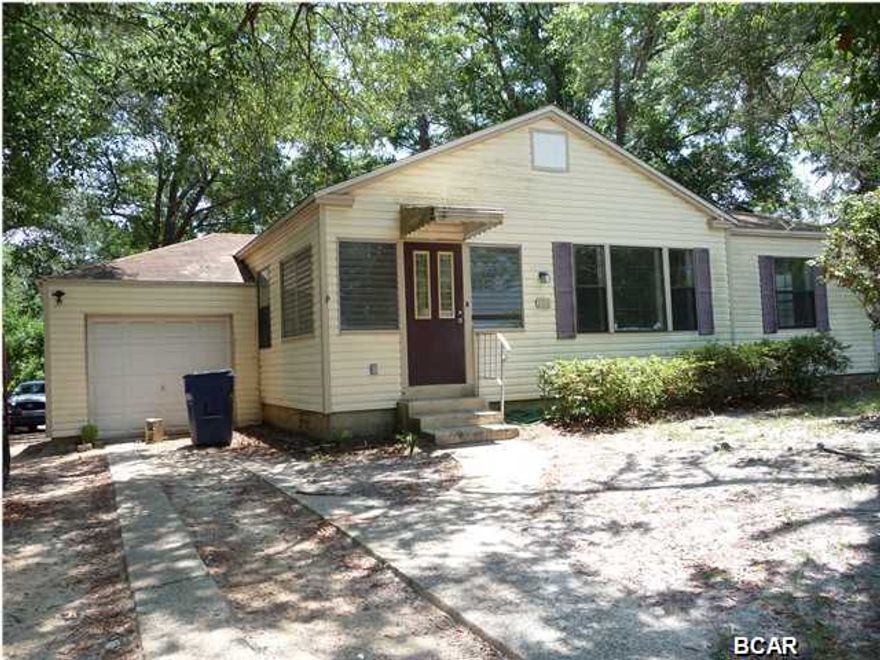In the COVE!! Cute and neat 3 bedroom 1 bath. Convenient to downtown and Bay Med Sacred Heart. Backyard is chainlink fenced. Also an alley access in back. Pets negotiable.