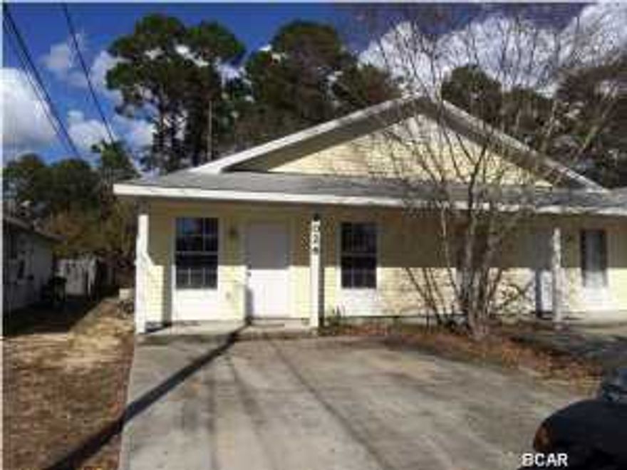 Duplex unit: 2BR/1BA at 840 SF. Age, SF and room size approx., if important please verify. Great location in the North Lagoon area of Panama City Beach. Open floor plan with vaulted ceiling in the living/dining room with breakfast bar.