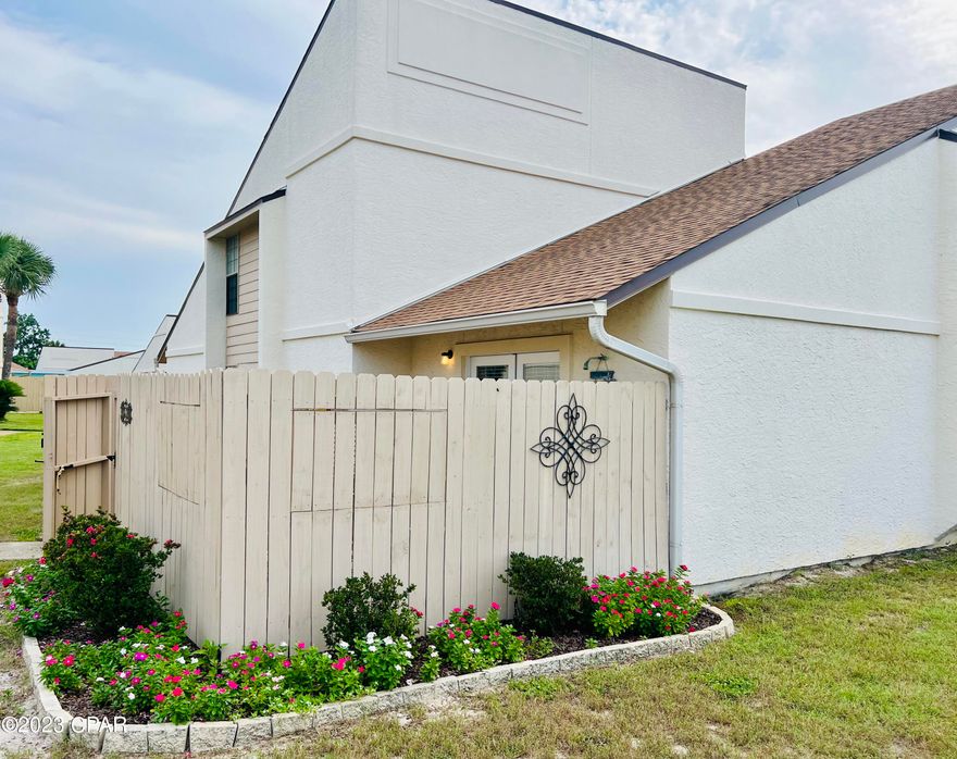 FULLY FURNISHED 2BR/2BA & PRICED TO SELL!!  Located on the westend of Panama City Beach, this beautiful end-unit beach condo is nestled on the mini-golf course with awesome views of all of the Horizon South amenities! Convenient to the dedicated beach access across the street!  It would make a great short-term rental OR Primary Residence!  This condo has a NEW HVAC system (installed in Dec 2022), New washer/dryer, fence, roof, windows, bathroom vanities,toilet and microwave.  This condo has been well maintained and not on the rental program.  Owner use only.  
This won't last long!  The amenties are many; 4 pools, hot tub, tennis & pickleball courts, basketball court, shuffle board, & more!  *measurements are approx. & should be verified*