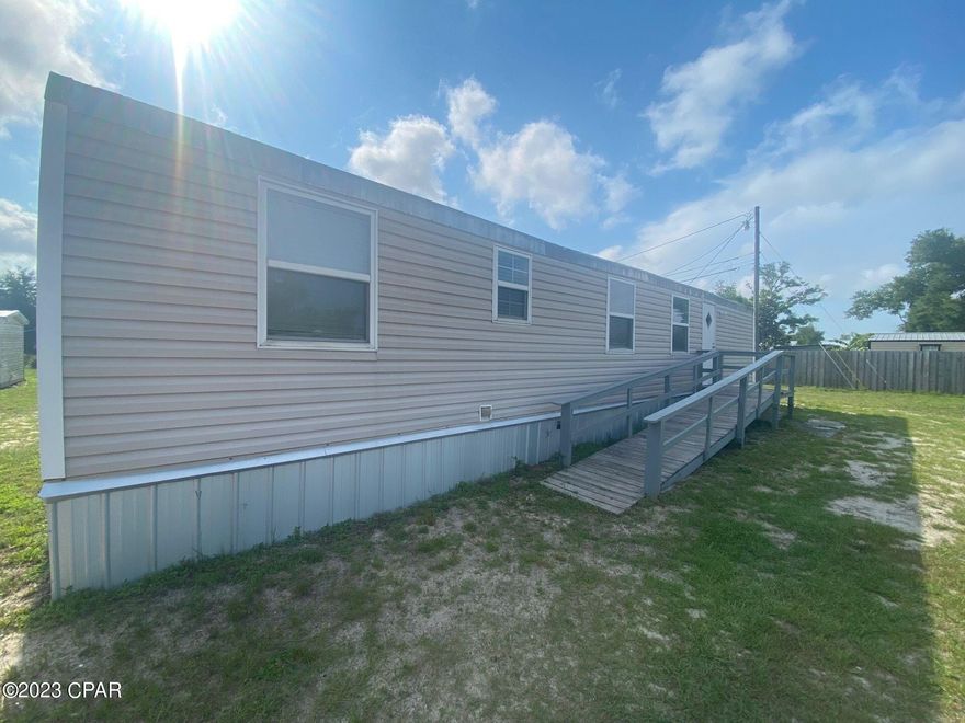 This home offers 2 Bedrooms and 1 Bath mobile home. Equipped with a washer/dryer connection and storage shed. Walking distance to Parker Elementary School! * Lawn & Garbage included*



*No Pets*