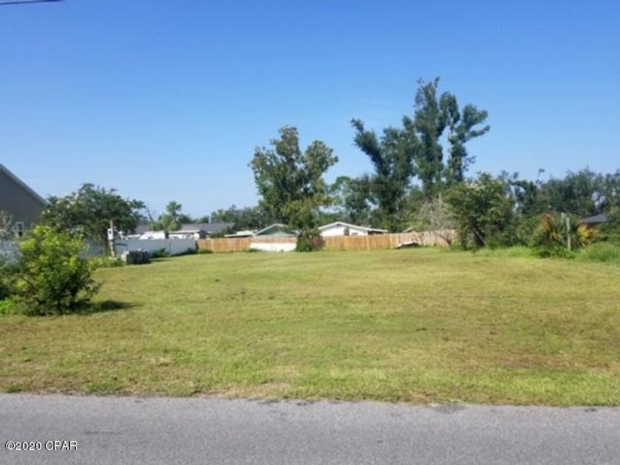Beautiful lot in highly desirable Lynn Haven ready to build on. High and dry Flood Zone X, Public sewer and water available.