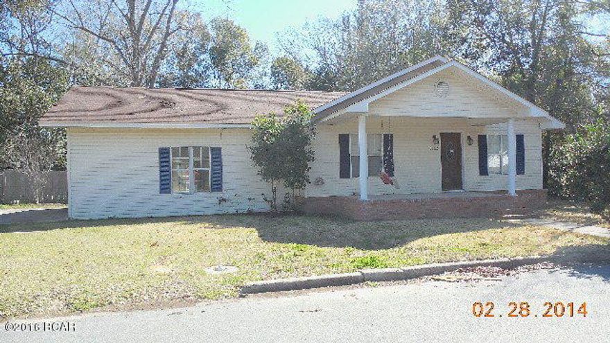HUGE PRICE REDUCTION - GRACEVILLE CITY LIMITS! Nice 3 Bedroom 2 Bath with almost 1900 sq ft! Front porch to relax on. Hardwood floors throughout main living areas! Living room Plus a Huge Family room! Appliances stay! Fireplace in Living Room. Located on 3/4 acre! This home will not last long!