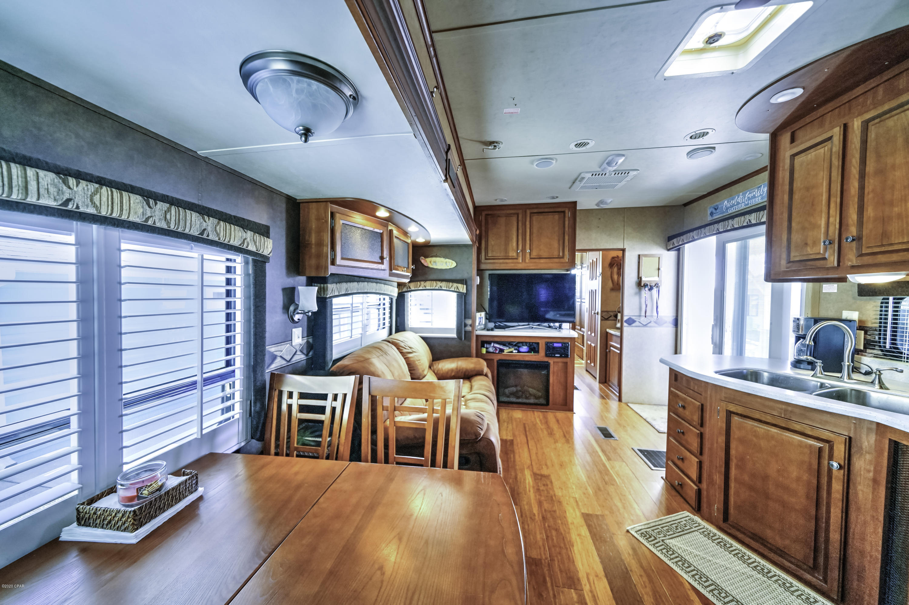 Venture Out Travel Trail - Land