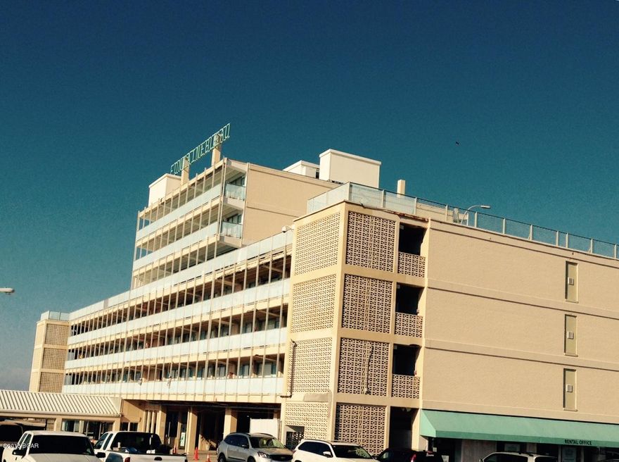 GREAT GULF VIEWS FROM THIS WATERFRONT UNIT - THIS COMPLEX HAS ALWAYS BEEN MUCH SOUGHT AFTER - INDOOR HEATED SWIMMING POOL PERFECTLY COMPLIMENTS THE DIRECT GULF ACCESS - ELEVATOR - SUNDECK, VOLLEYBALL COURT, WATERFRONT, WATERFRONT, WATERFRONT! GET IT? PRICED TO SELL SO MAKE AN APPOINTMENT TO SEE THIS UNIT SOON.