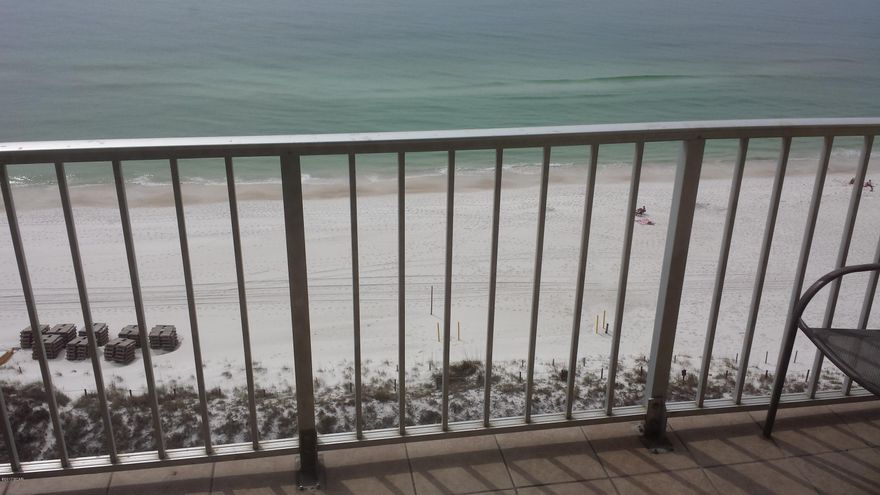 Gulf Front large 1 bedroom with bunks and 1.5 bath. Very good rental complex with 600 feet on the Gulf, with lots of ammenties, 2 pools (one heated), 2 kiddie pools, fitness center with sauna and indoor whirlpool, tennis courts, shuffleboard courts, tiki bar,2 hot tubs, snack and gift shop, game room, internet cafe, BBQ grills