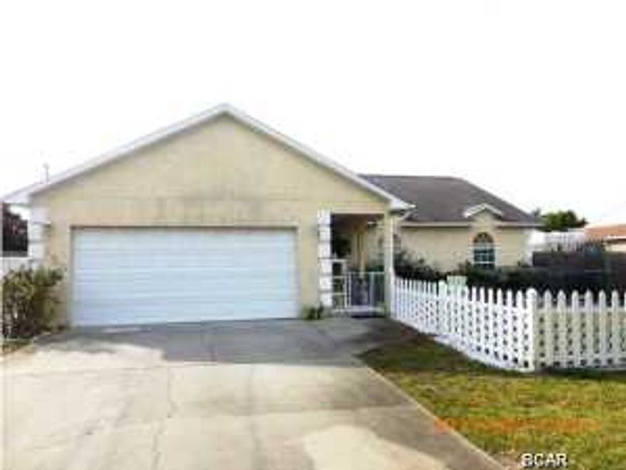 Well maintained 3/2, close to shopping and schools. Living room is the first room entered from the front door. Kitchen to the left and bedrooms to the right. All bedrooms are carpeted, kitchen has tile and living area has wood floors. There is a Florida room at the back of the house. This house is in good condition needing minor repairs. Two small leaks in garage. Possibly from the wind blowing the water under the eaves. All dimensions are approximate, if important, please verify.