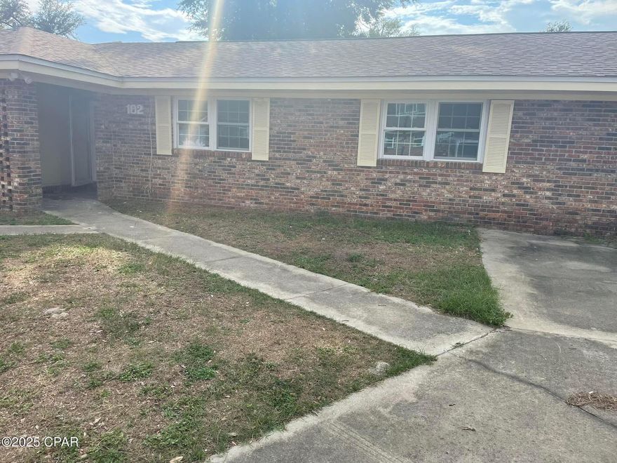 Property located near good schools, close to shops, grocery store. Excellent area. It has a swimming pool.Rental Price includes water service and monthly pool maintenance.