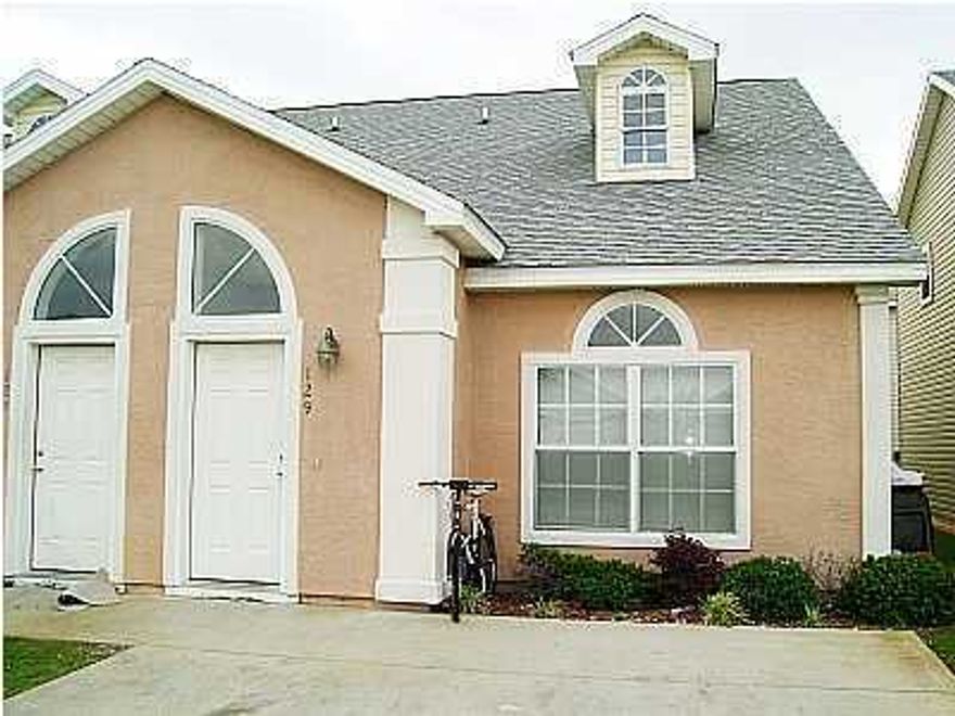 Very nice duplex in gated subdivision with 2 pools, open floor plan, master bedroom downstairs, separate laundry room, breakfast bar. Close to beach, Edgewater shopping center.