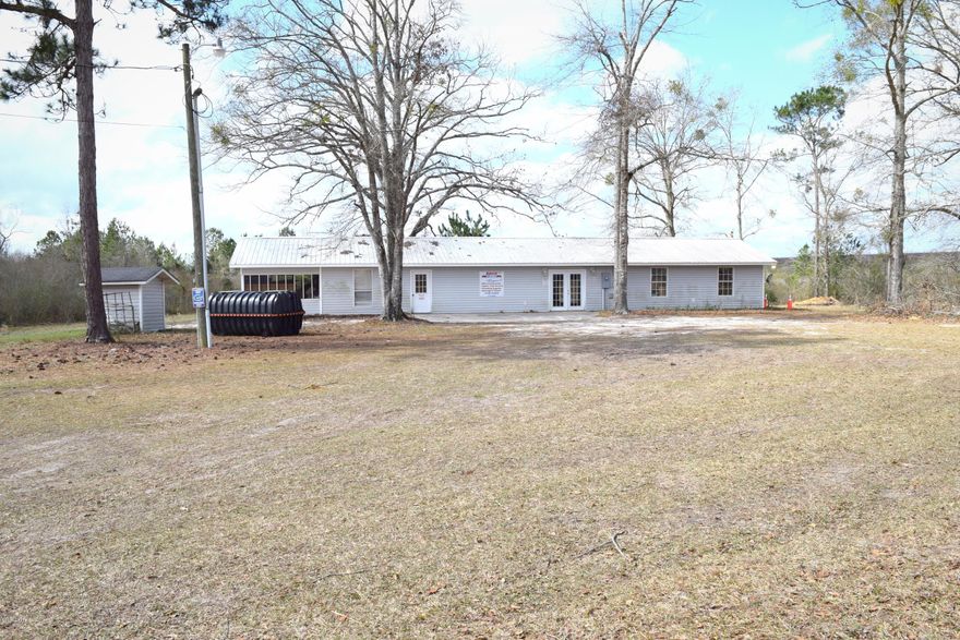 Over 2000 sq ft of Commercial Building located of Hwy 77.