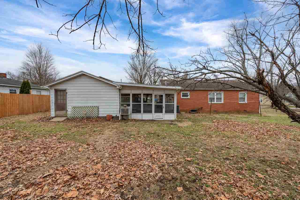 Sullivan, Indiana 47882, United States, 2 Bedrooms Bedrooms, ,1 BathroomBathrooms,Residential,Pending,77477