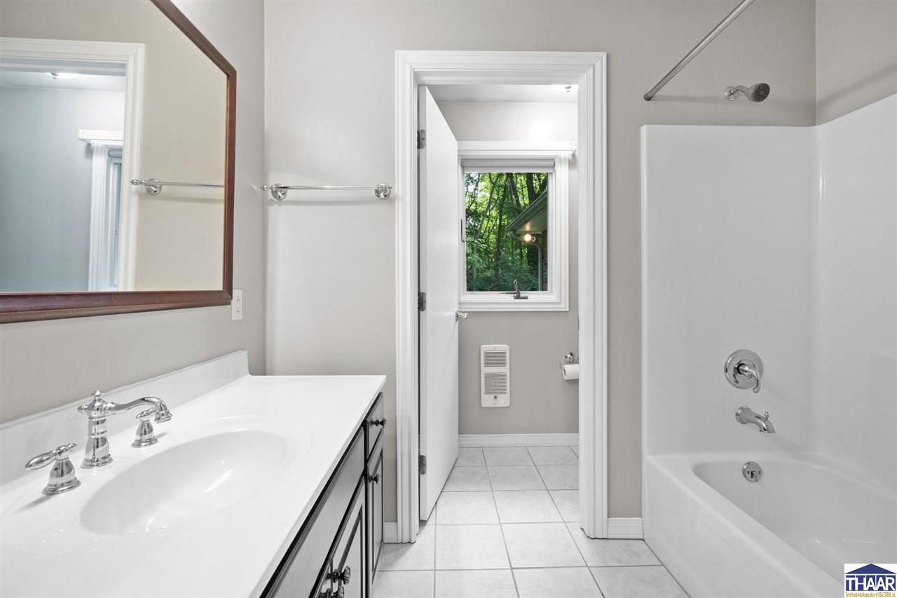 Terre Haute, Indiana 47802, United States, 3 Bedrooms Bedrooms, ,2 BathroomsBathrooms,Residential,Pending,145136