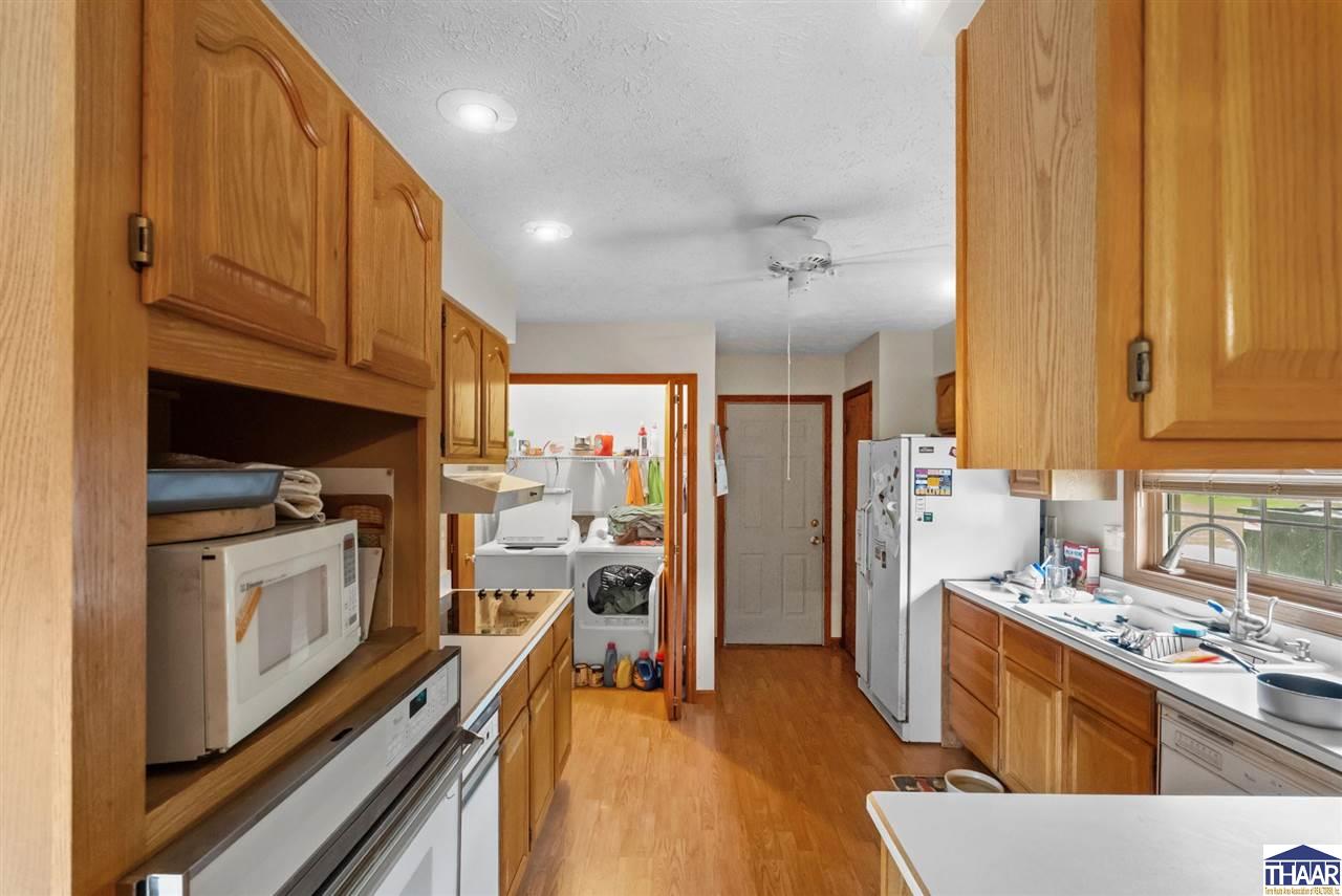 Sullivan, Indiana 47882, United States, 3 Bedrooms Bedrooms, ,2 BathroomsBathrooms,Residential,Pending,117301