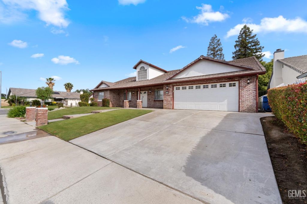 Photo of 3158 Berkshire Road, Bakersfield, CA 93313 (MLS # 202603888)