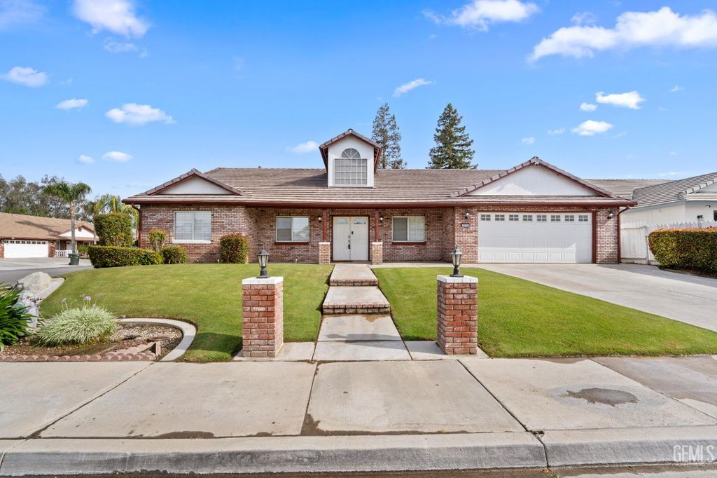 Photo of 3158 Berkshire Road, Bakersfield, CA 93313 (MLS # 202603888)