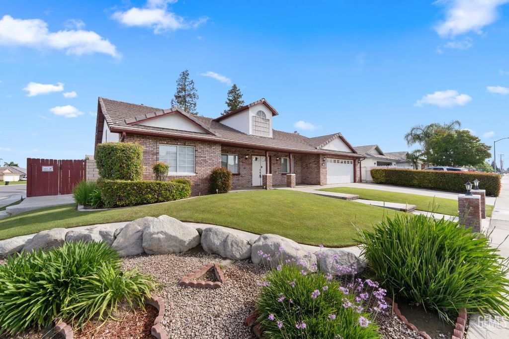 Photo of 3158 Berkshire Road, Bakersfield, CA 93313 (MLS # 202603888)