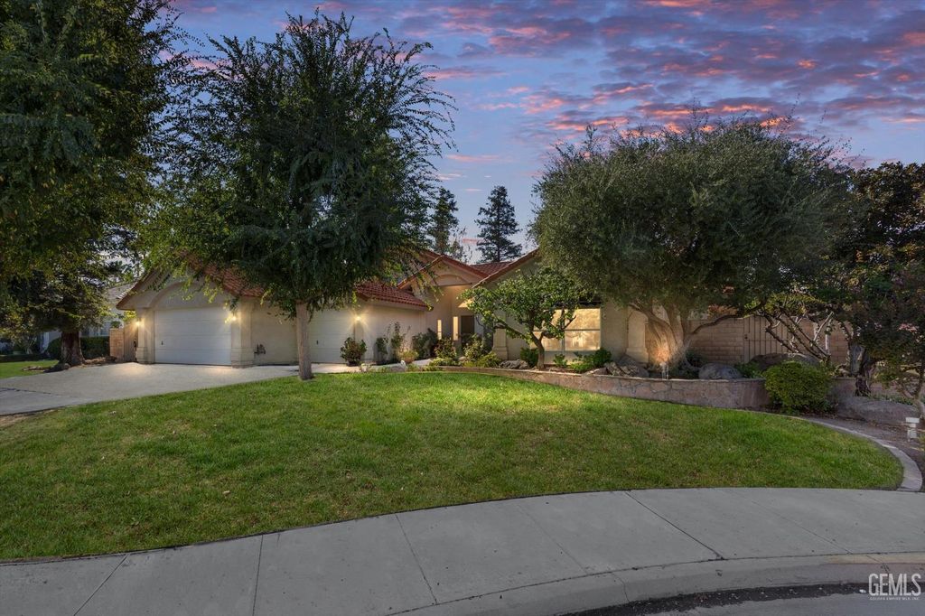 Photo of 1509 Calle Castana, Bakersfield, CA 93309 (MLS # 202511081)