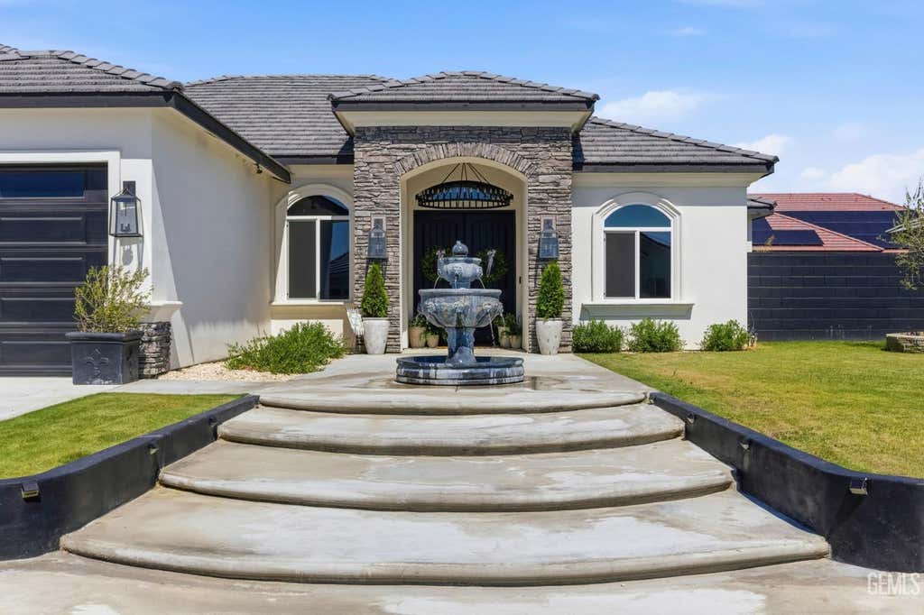 Photo of 1008 Eckmann Street, Shafter, CA 93263 (MLS # 202605977)