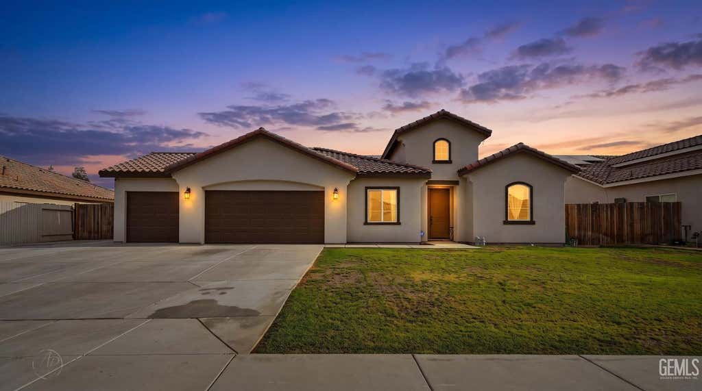 Photo of 4500 Coal Rock Court, Bakersfield, CA 93313 (MLS # 202608524)