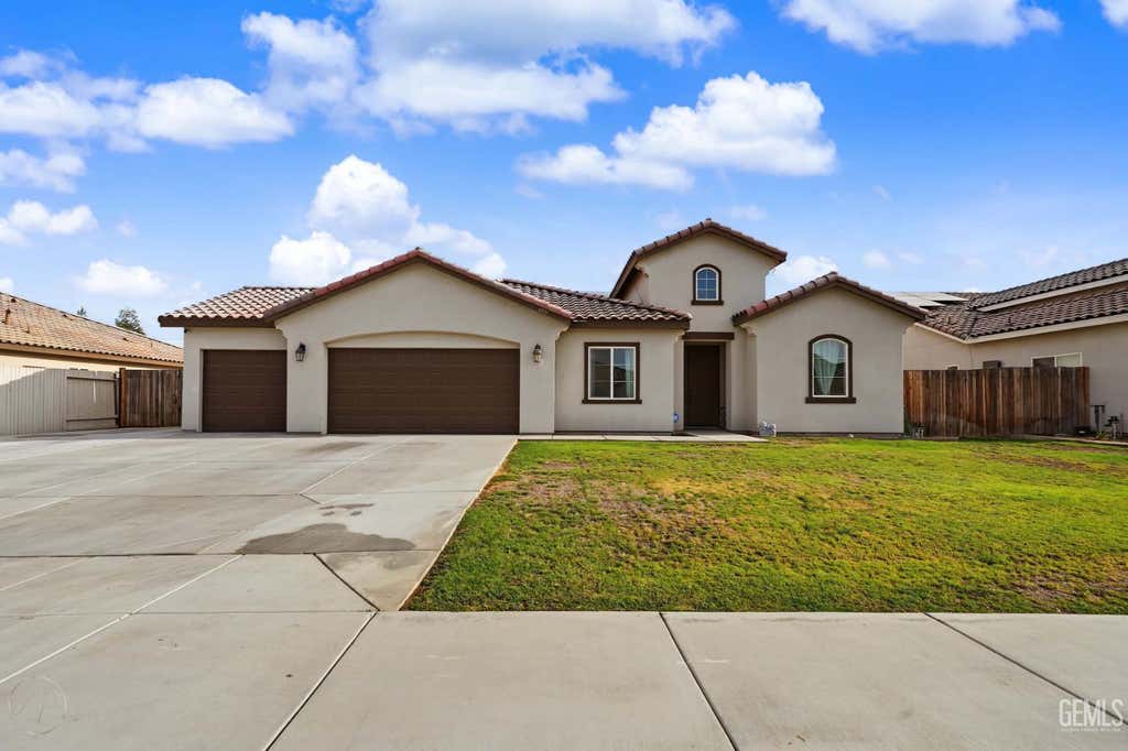 Photo of 4500 Coal Rock Court, Bakersfield, CA 93313 (MLS # 202608524)
