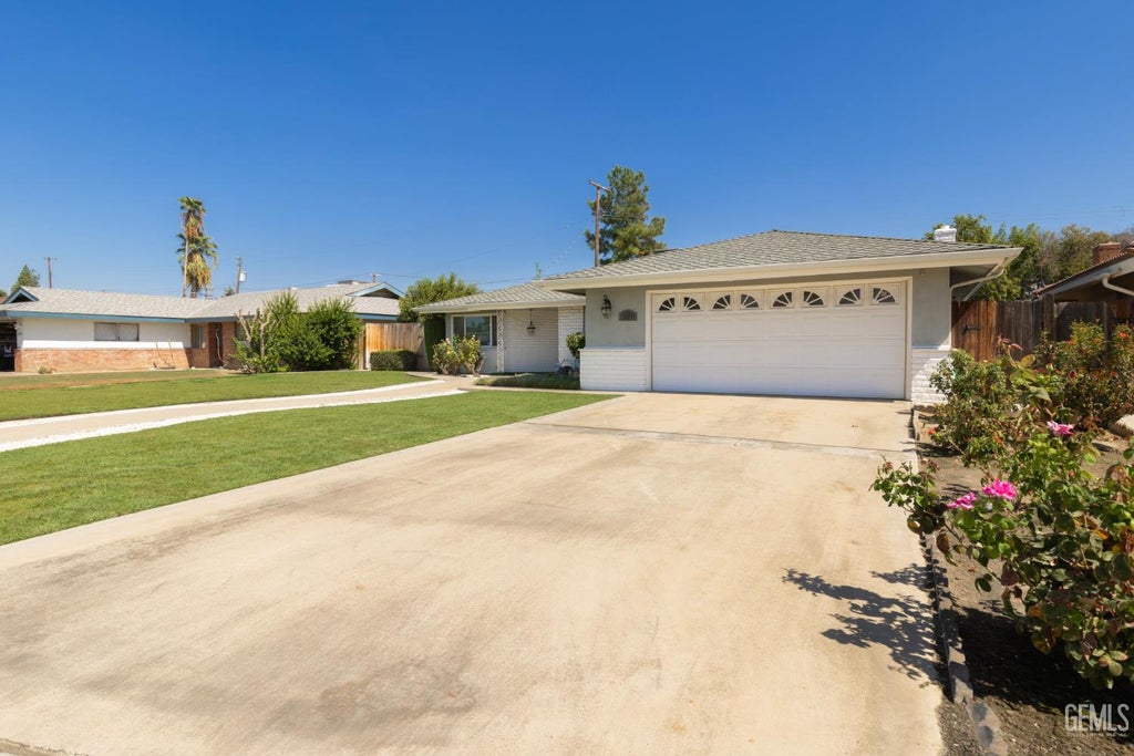 Photo of 2024 Hasti Acres Drive, Bakersfield, CA 93309 (MLS # 202609495)
