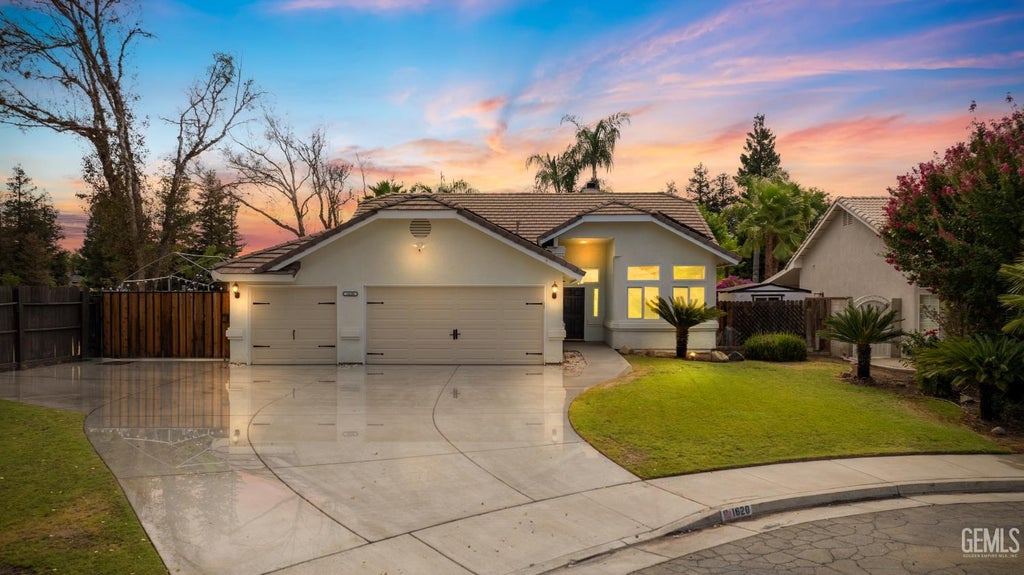 Photo of 1620 Dimare Court, Bakersfield, CA 93312 (MLS # 202607939)