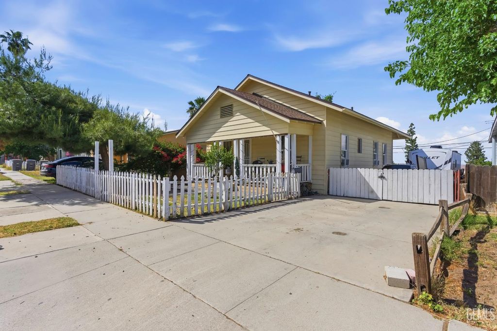 Photo of 524 B Street, Taft, CA 93268 (MLS # 202604074)